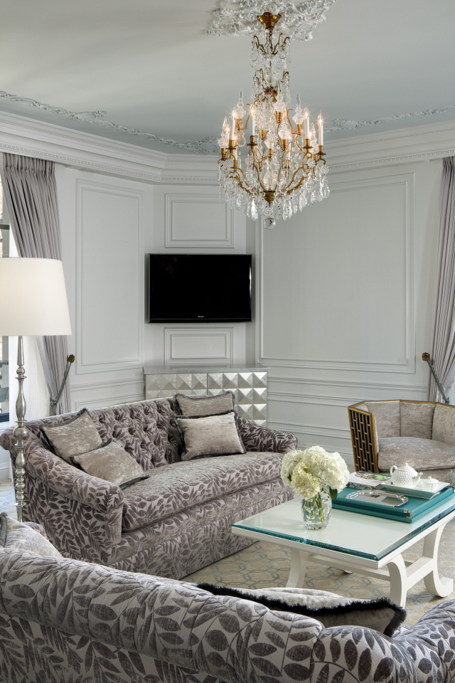 Большой зал с люстрой