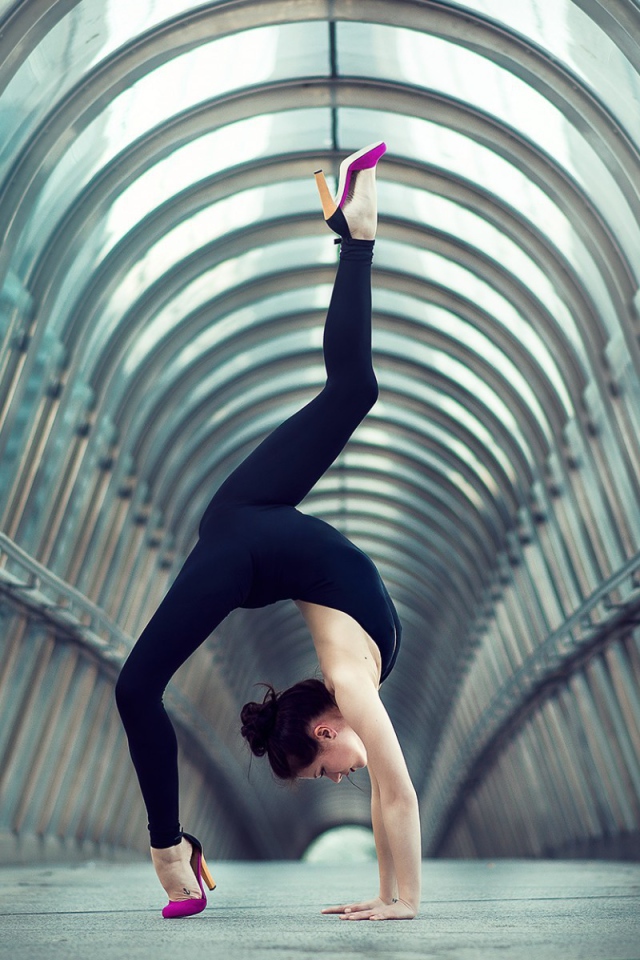 Гимнастка делает упражнение в галерее