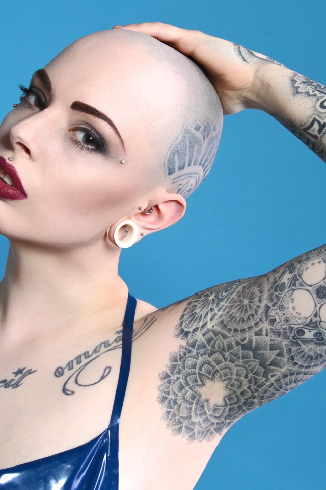 Haired girl with tattoo nalyso