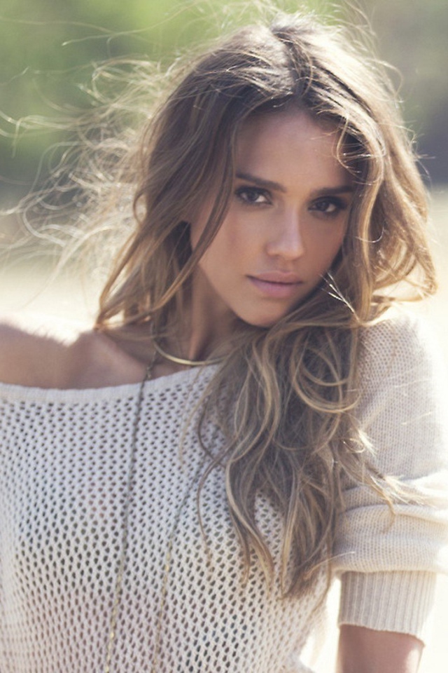 Джессика Альба в белом свитере