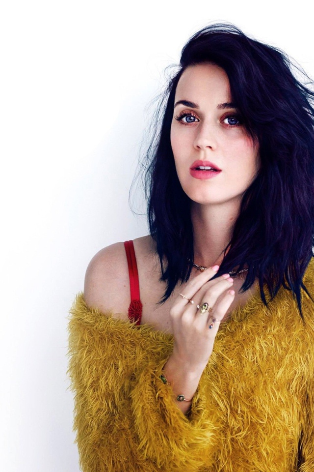 Кэти Пэрри в свитере желтого цвета