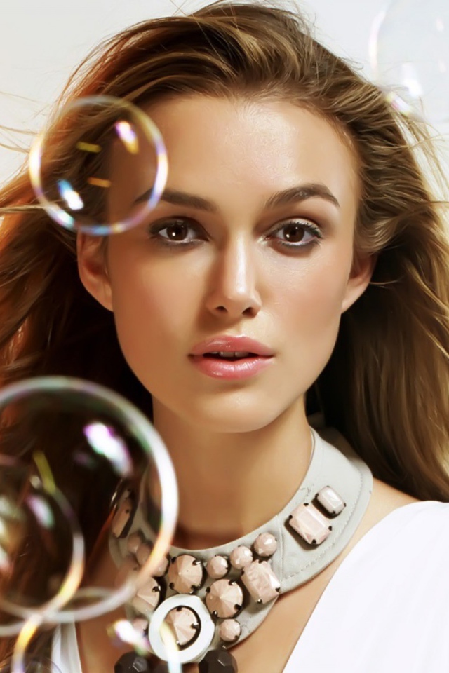 Кира Найтли среди мыльных пузырей