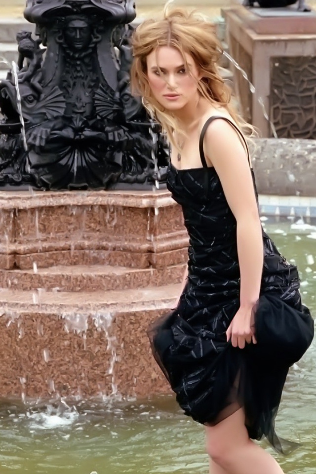 Кира Найтли в фонтане