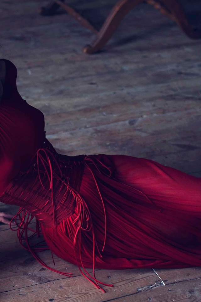 Кира Найтли в красном платье на полу