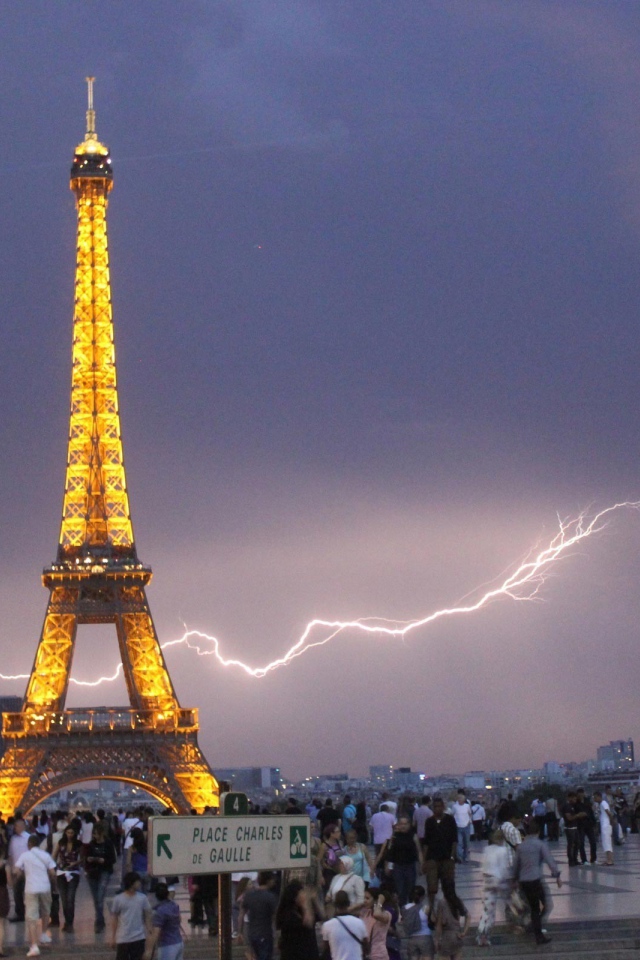 Lightning in the sky behind the Eiffel Tower