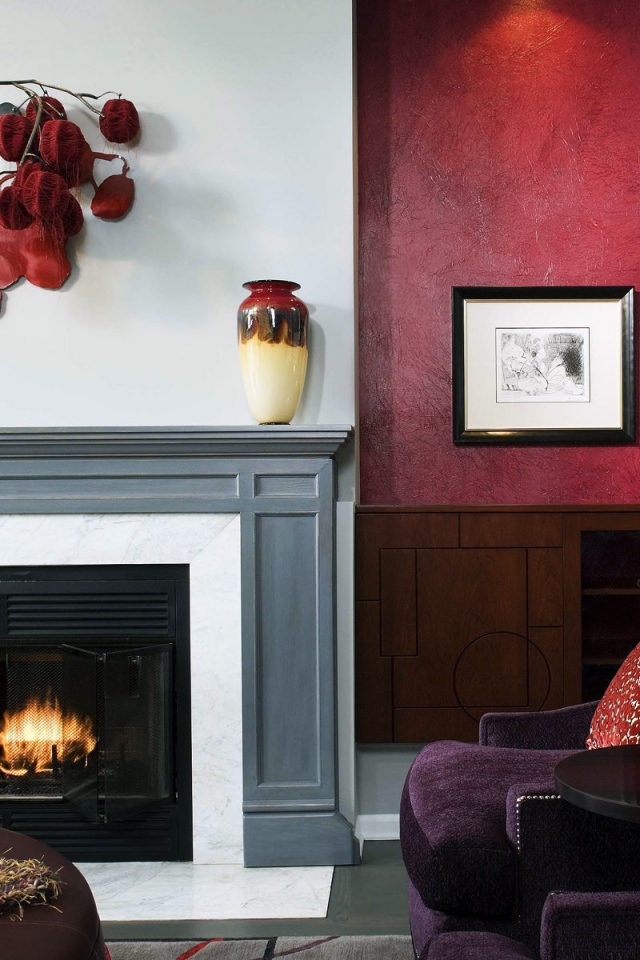 Гостиная с камином в красных тонах
