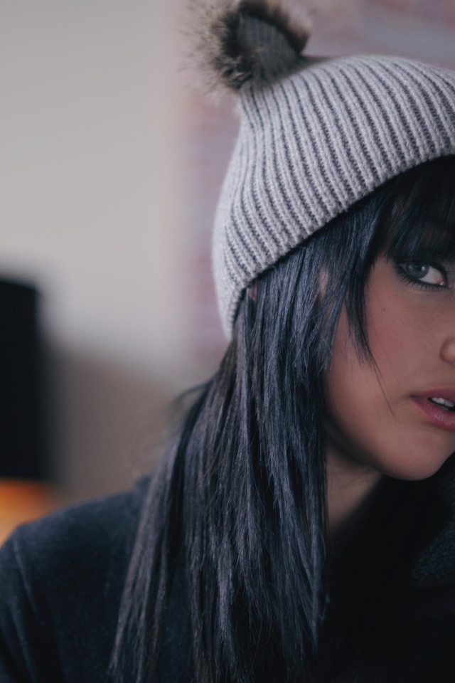 Мелисса Кларк в вязанной шапке