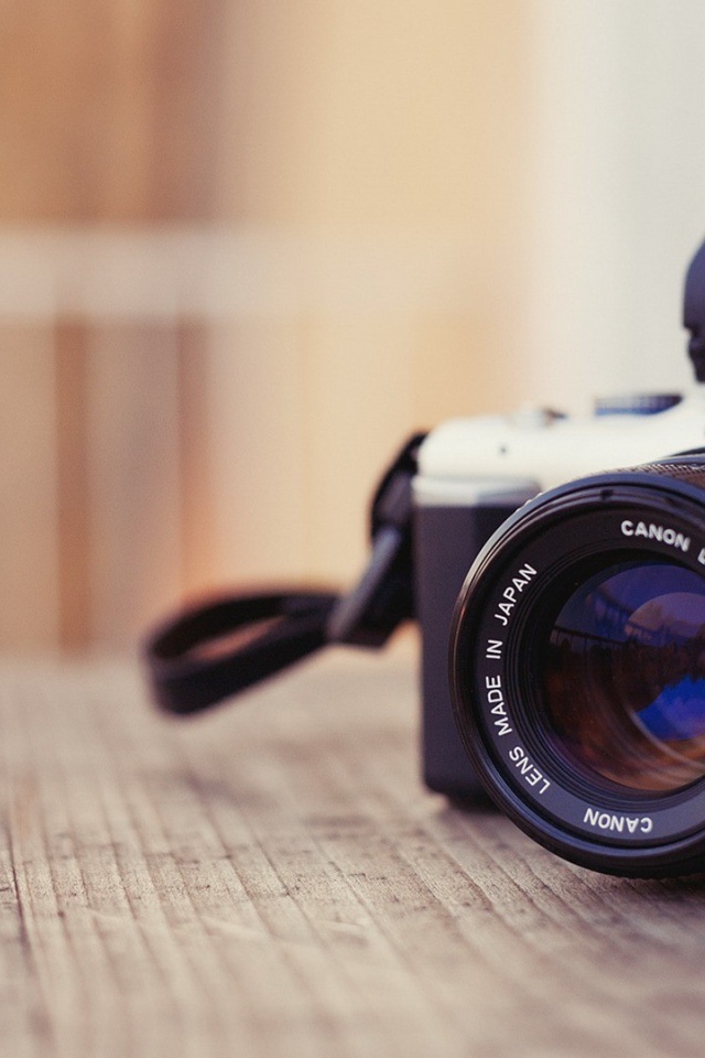 Фотоаппарат Олимпус на столе