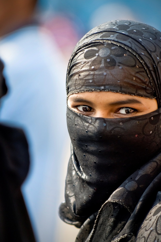 Восточная девушка в платке