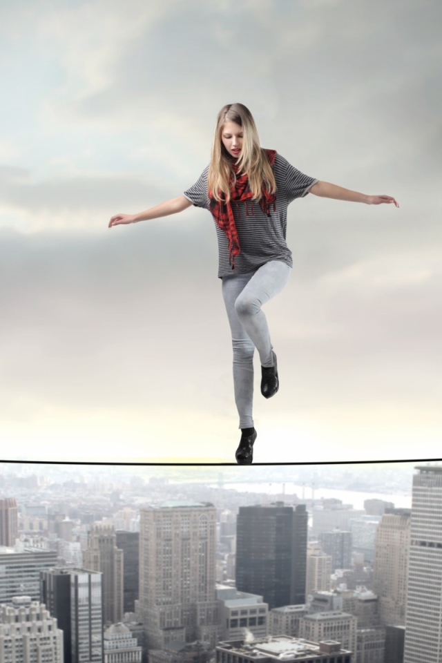 Девушка акробат идет по канату