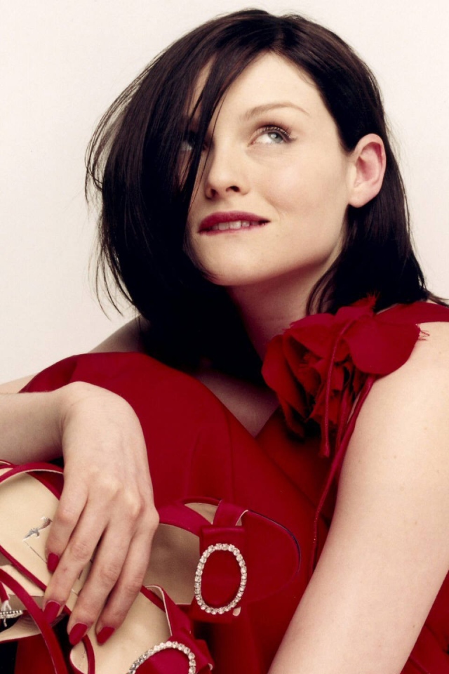 Певица Софи Эллис-Бекстор в красном платье