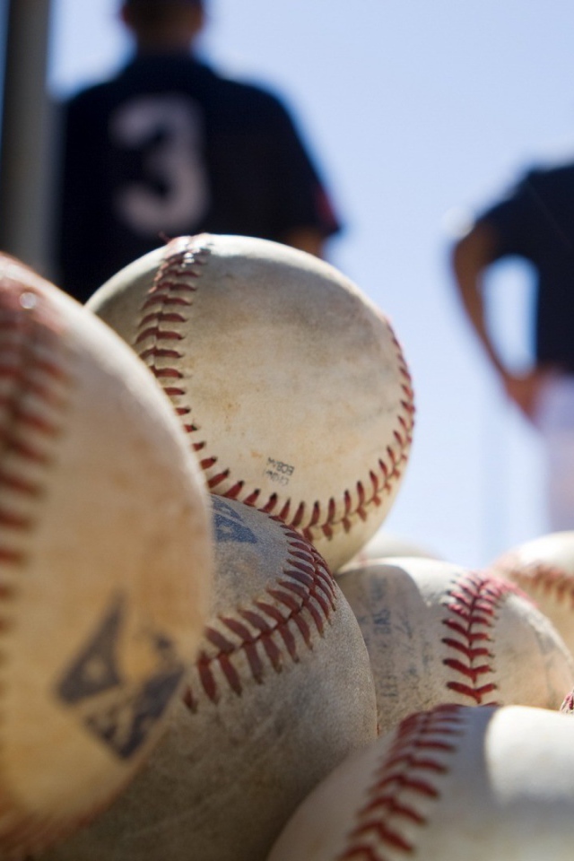 Горка мячей для бейсбола