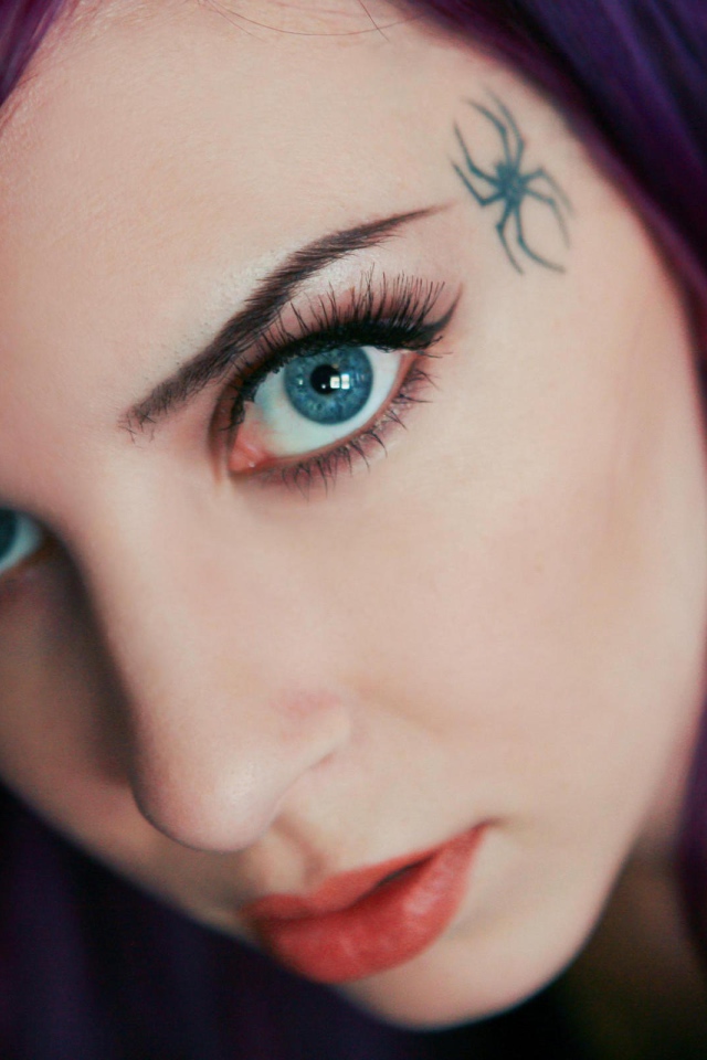 Тату паук на виске у девушки