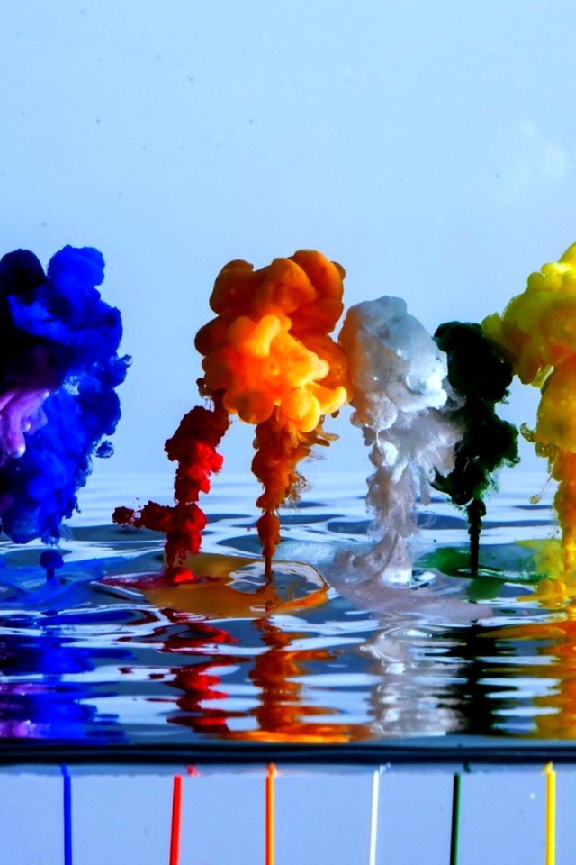 Всплески ярких красок в воде