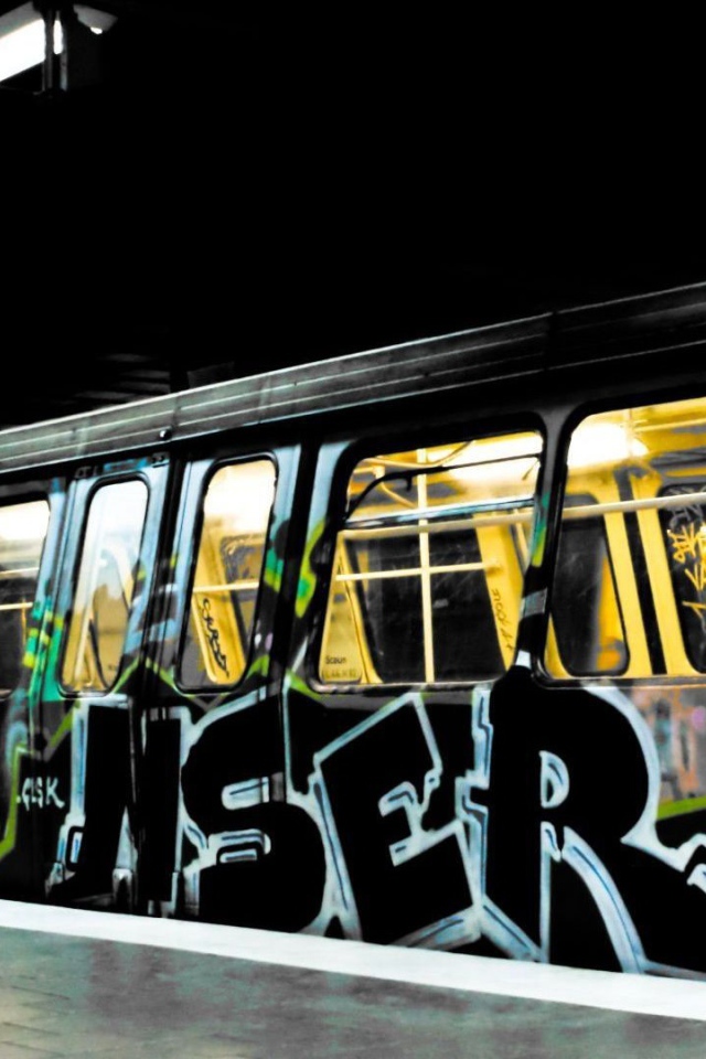 Поезд метро раскрашен граффити