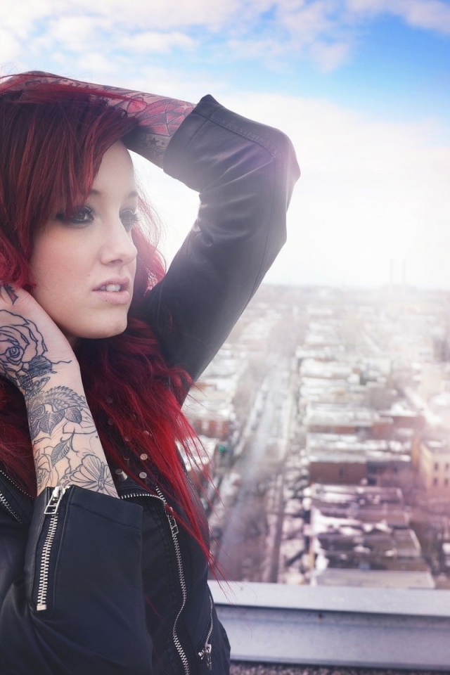 Тату роза на руке красноволосой девушки