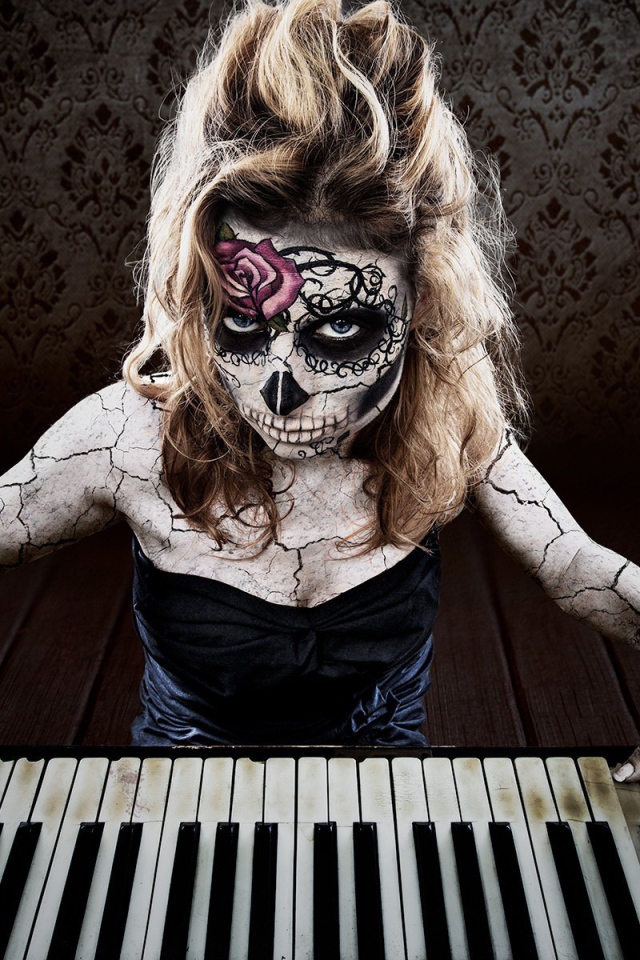 Татуированная девушка играет на пианино