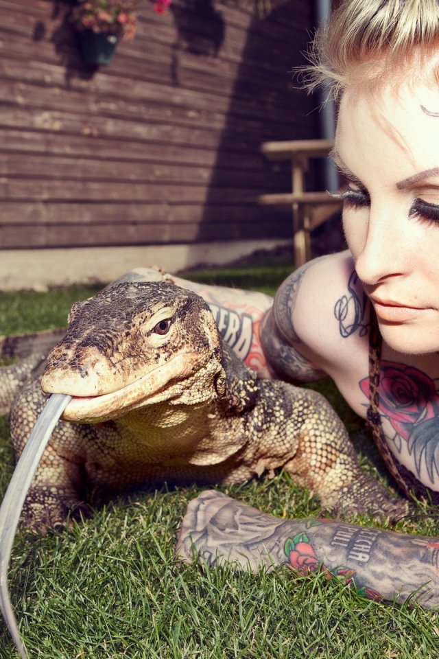 Татуированная девушка с рептилией