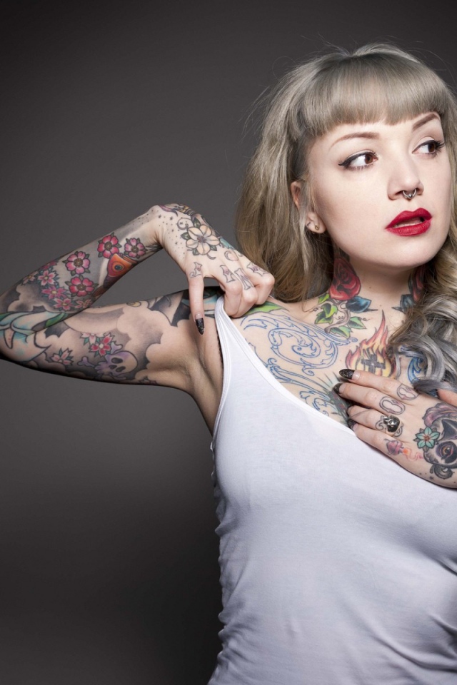 Татуированная девушка в белой майке