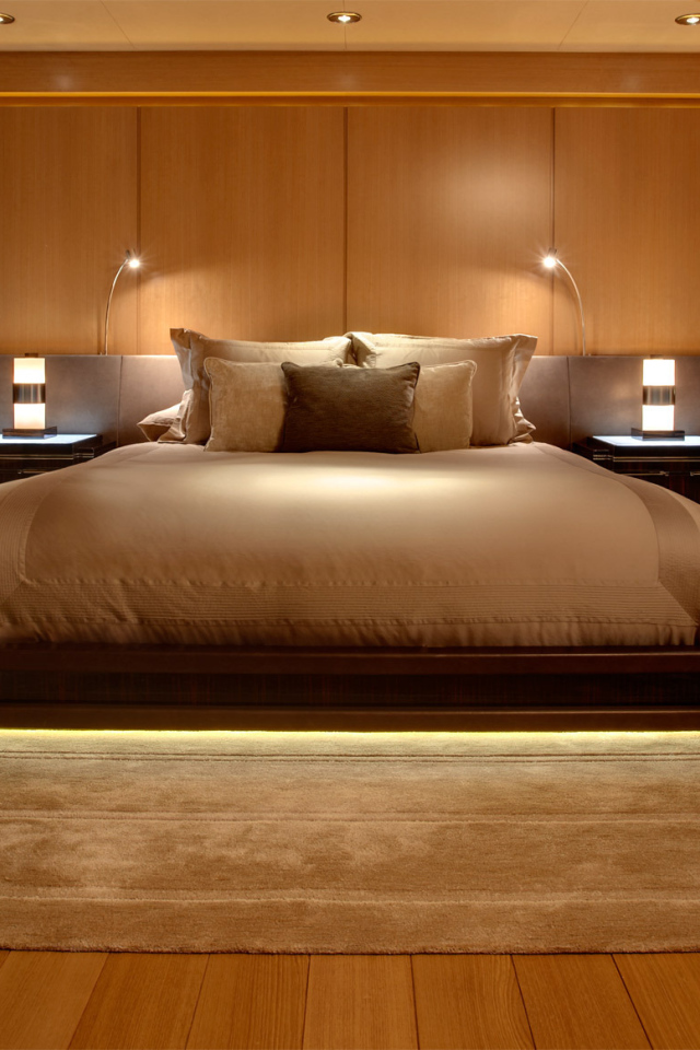 Кровать на большом ковре