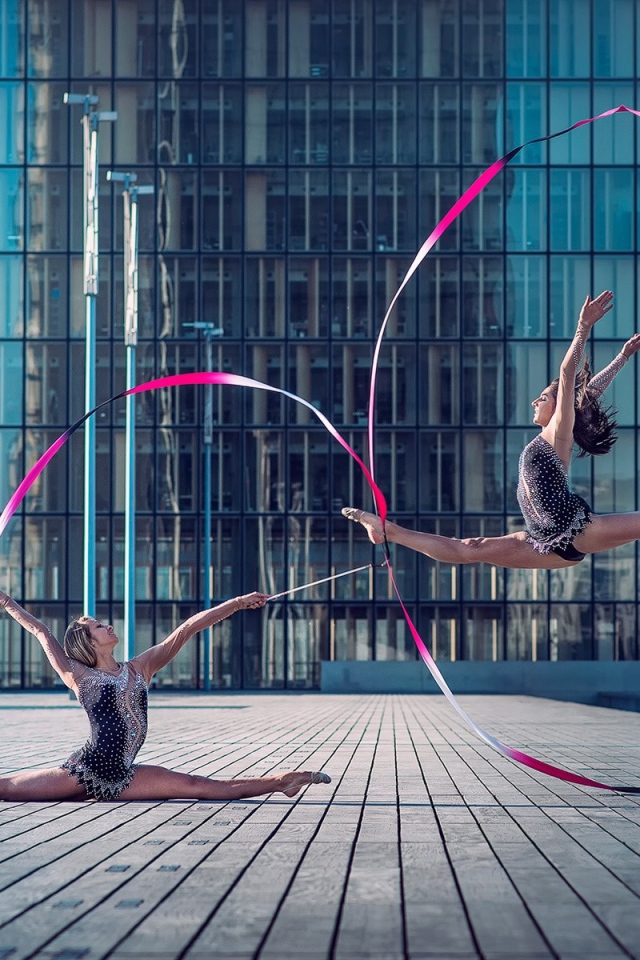 Гимнастки с лентами на площади перед небоскребом