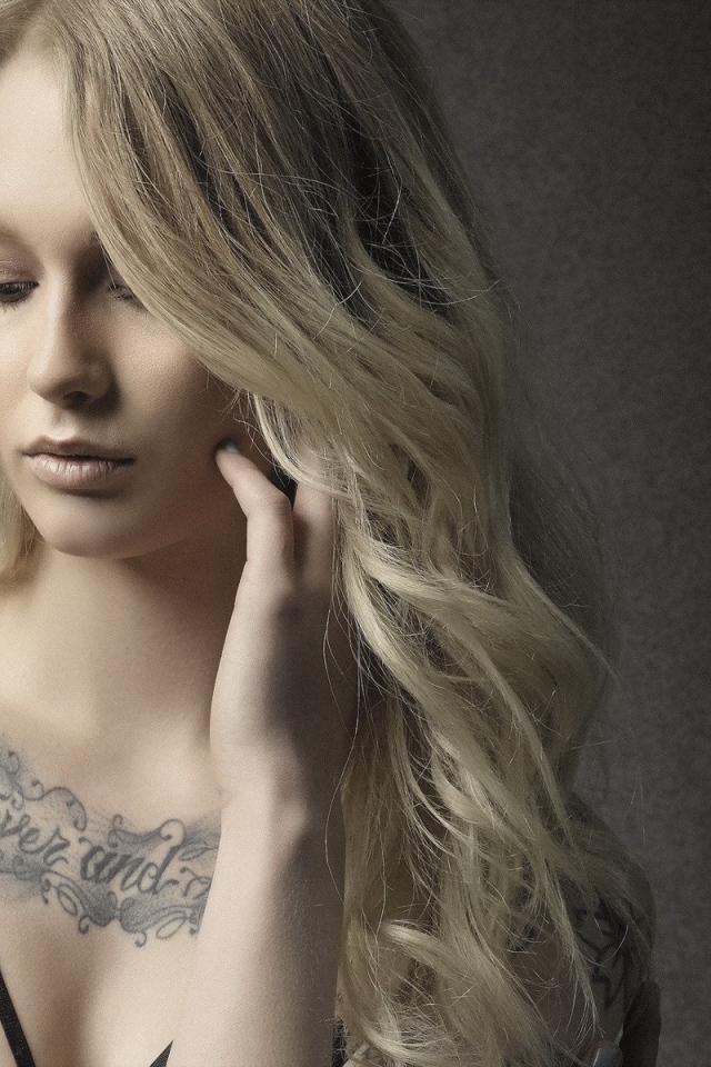 Надпись татуировка на груди девушки