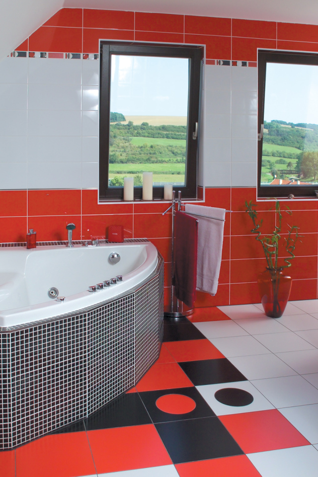 Красная плитка в ванной