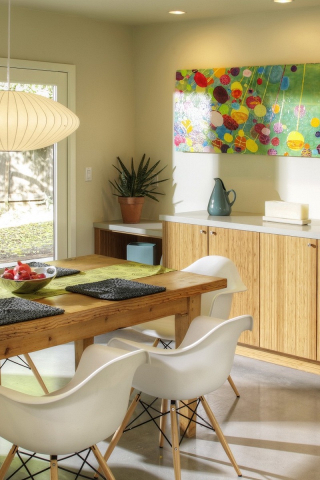 Деревянный обеденный стол в светлой кухне