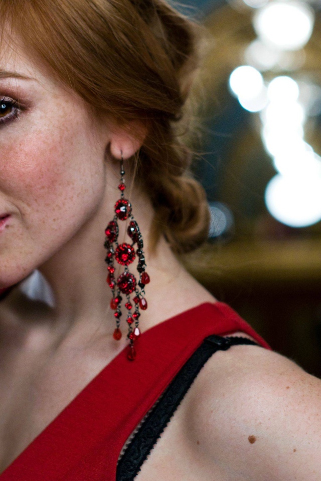 Вика Керекеш в красном платье