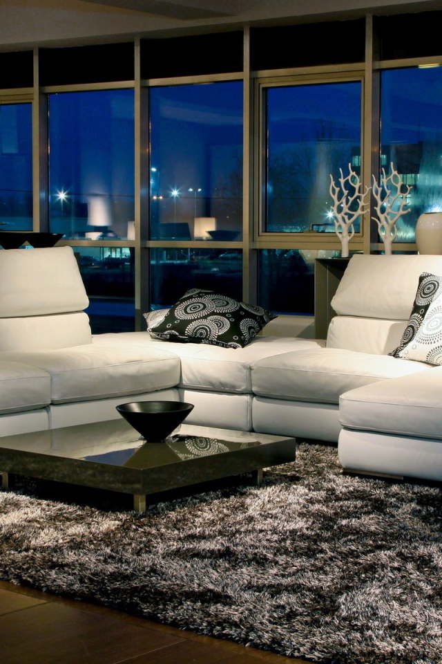 Белая кожаная мебель в гостиной