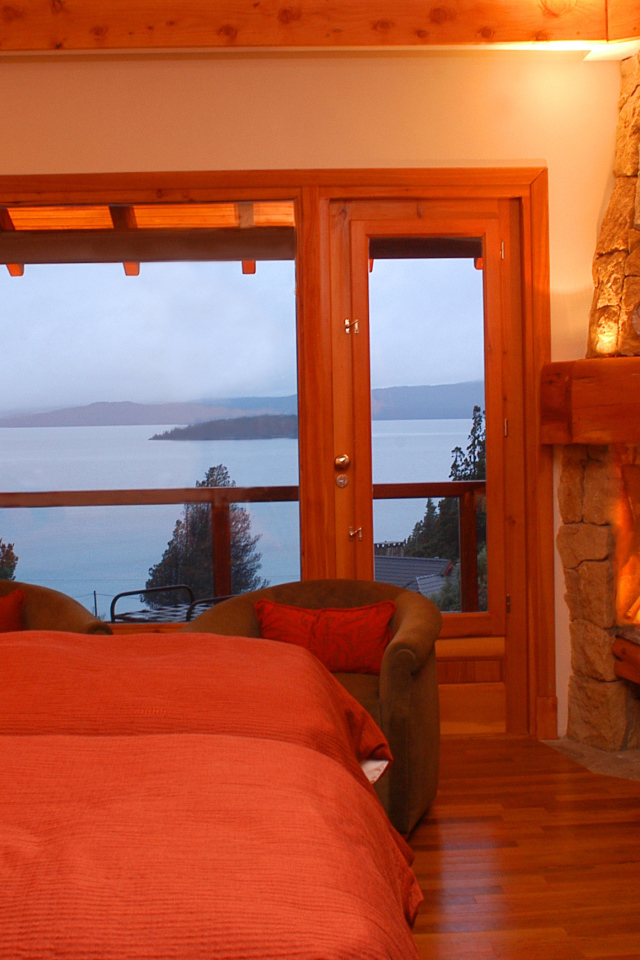 Спальня с горящим  камином