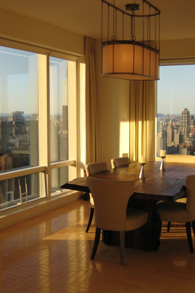 Обеденный стол в квартире