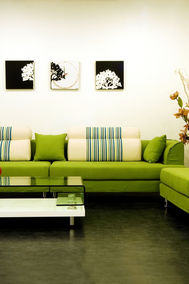 Зеленый диван и столик