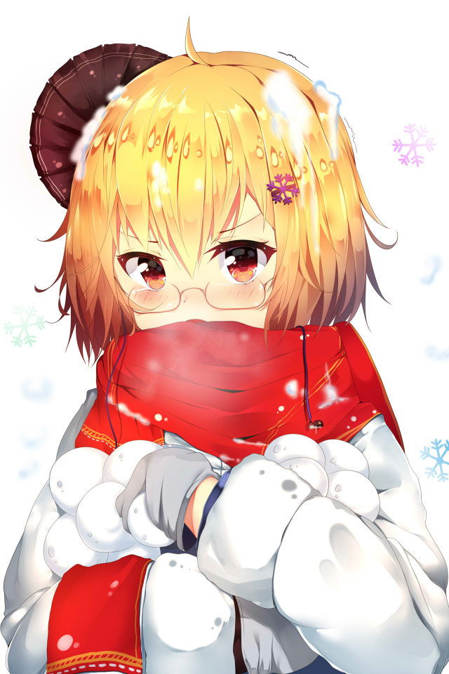 Девушка аниме со снежками в руках на белом фоне