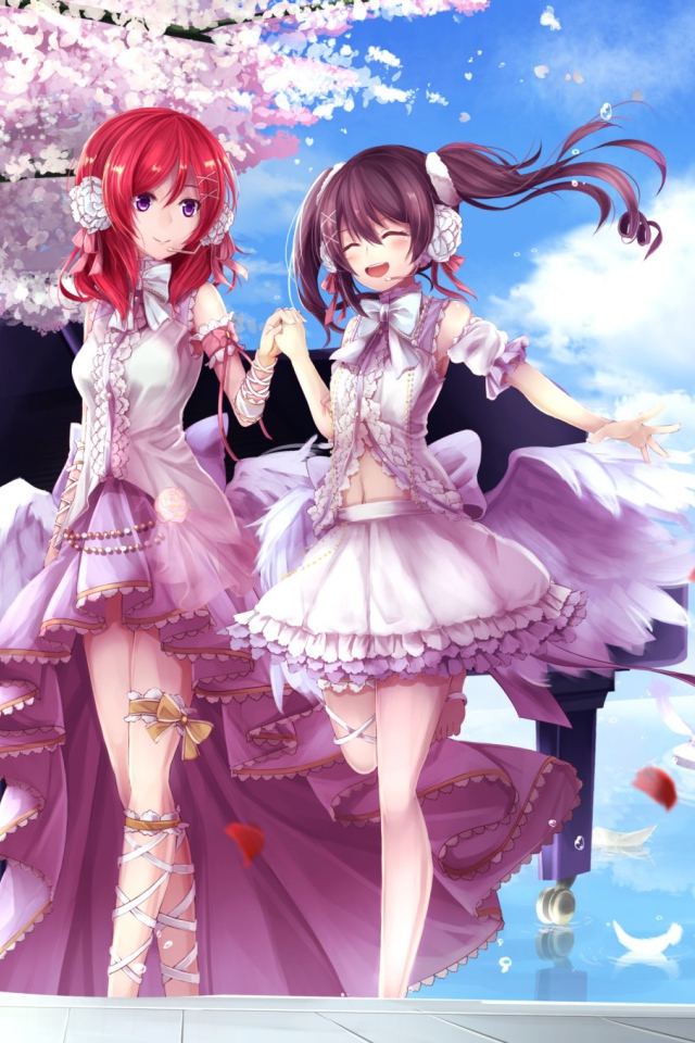 Девушки в розовых платьях Maki Nishikino и Yazawa Nico аниме Love Live! 