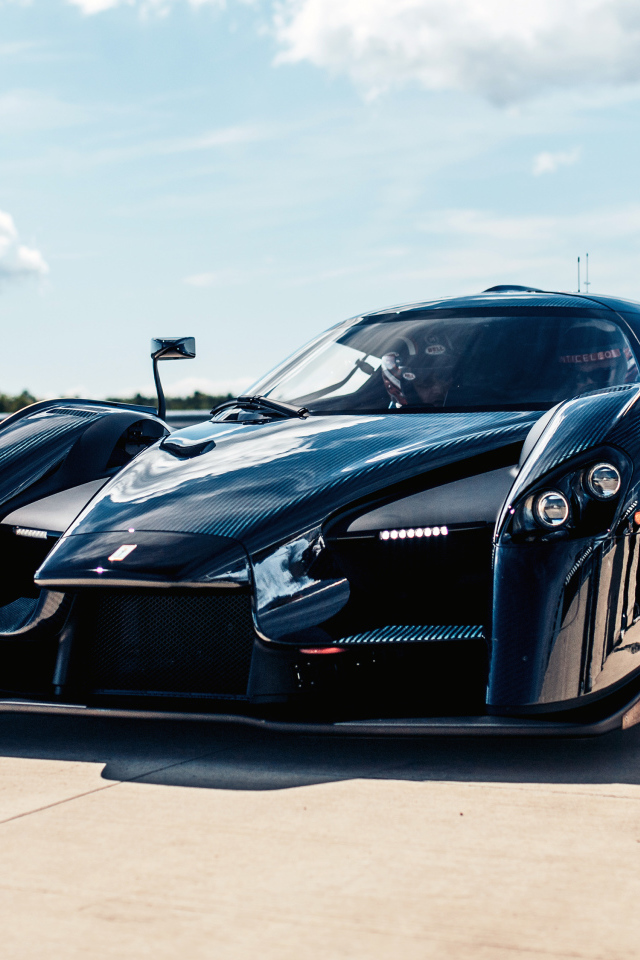 Черный быстрый спортивный автомобиль SCG 003CS на фоне голубого неба