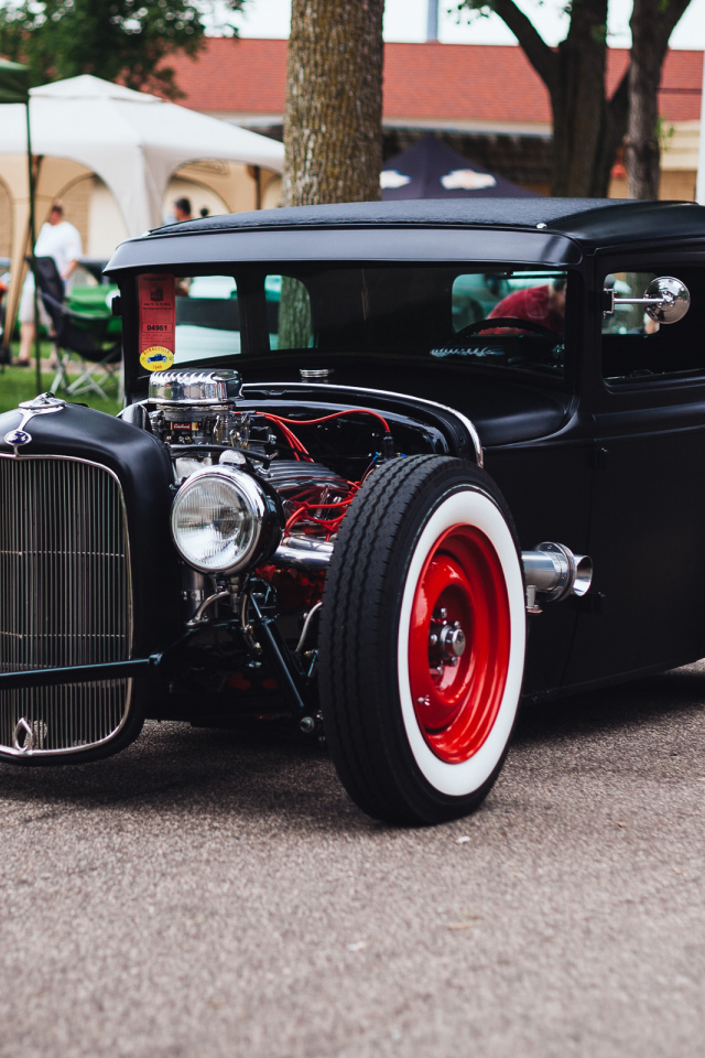 Черный ретро автомобиль  Хот-Род