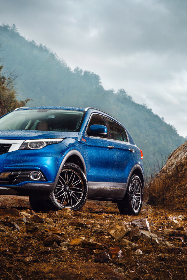 Синий китайский автомобиль Qoros 5  под дождем