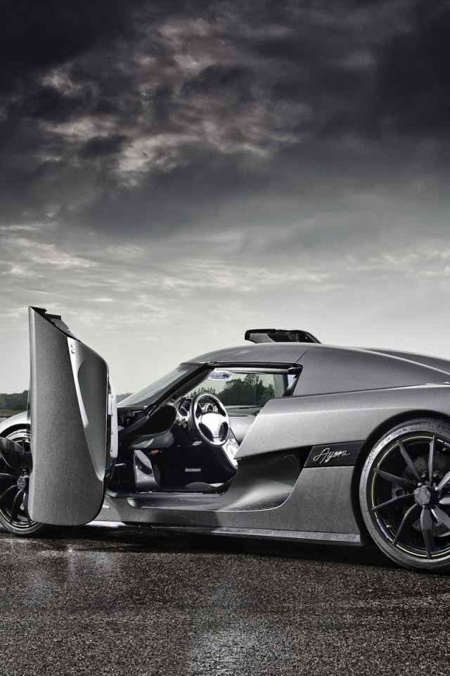 Гиперкар Koenigsegg Agera на трассе под пасмурным небом 