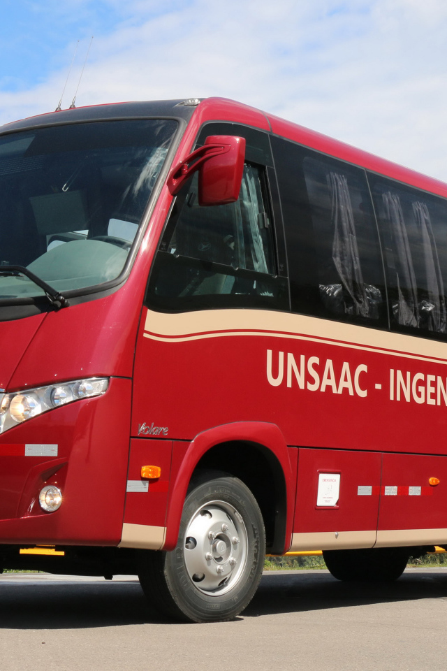 Красный автобус Volare W9 Executivo на дороге