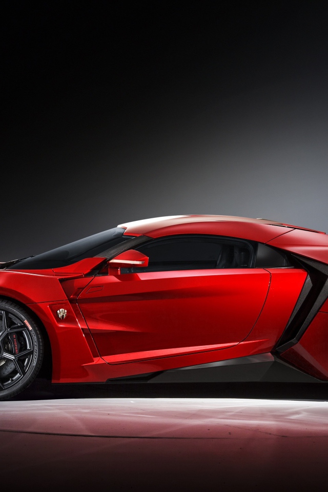 Красный спортивный автомобиль Lykan Hypersport 