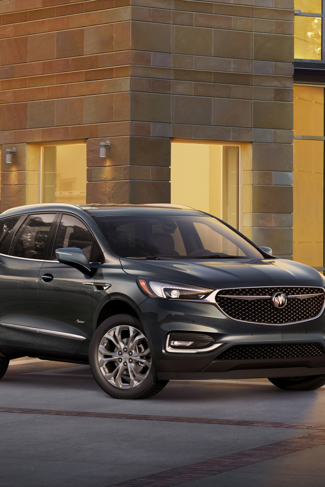 Серебристый автомобиль Buick Enclave, 2017 
