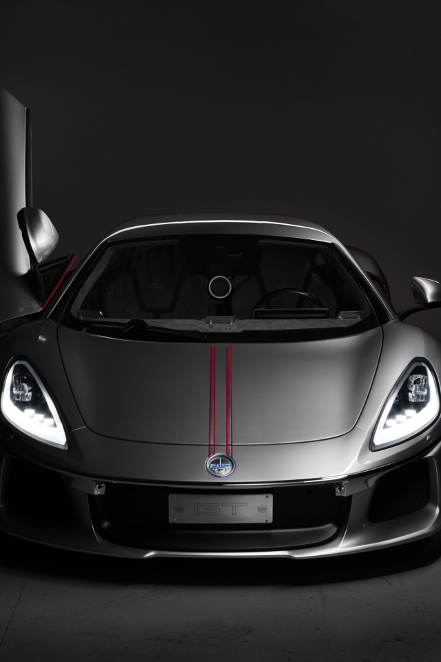 Серебристый автомобиль ATS GT, 2018 с открытой дверью