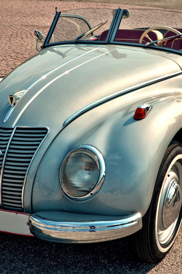 Серебристый ретро автомобиль IFA F9