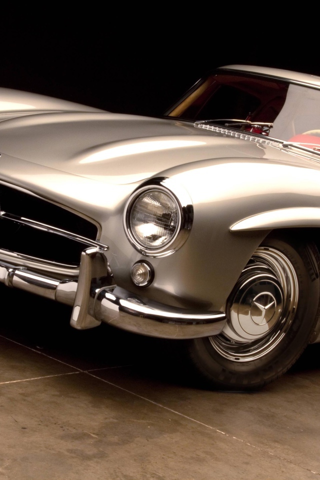 Серебристый ретро автомобиль Mercedes Benz 300 SL