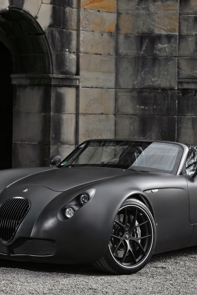 Стильный серебристый автомобиль Wiesmann GT MF5 