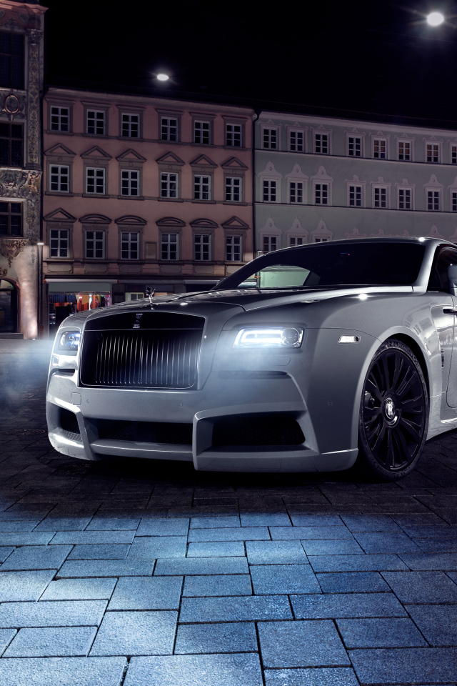 Стильный белый автомобиль Rolls-Royce Wraith вечером