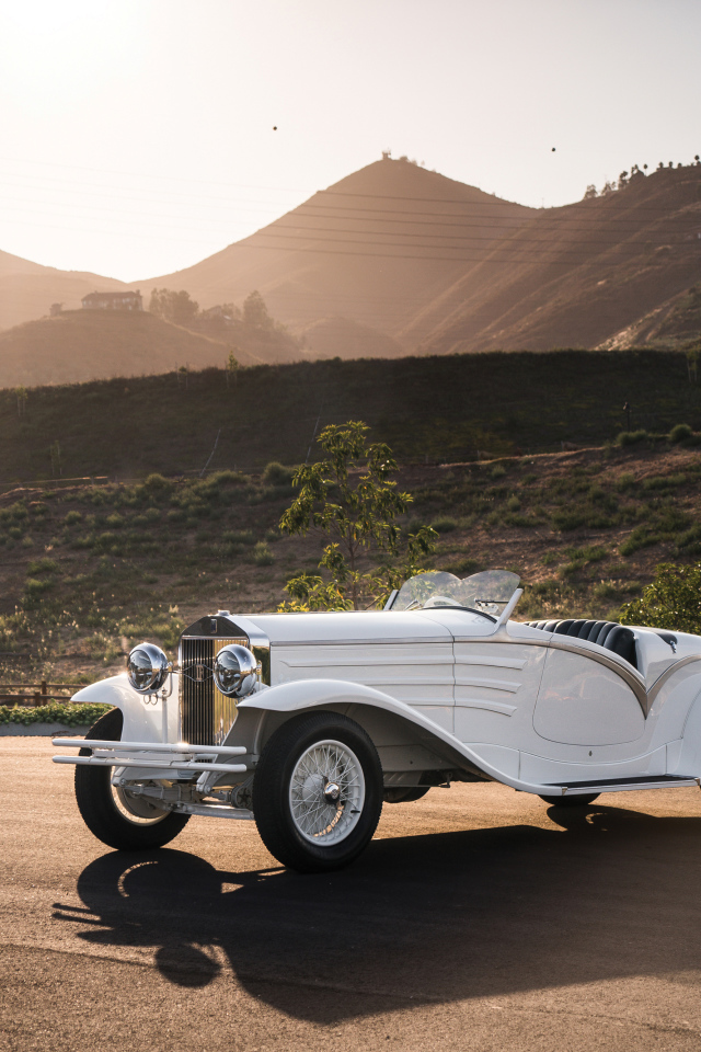 Стильный белый ретро автомобиль Isotta Fraschini Tipo 8A Spyder Flying Star Touring, 1931 года