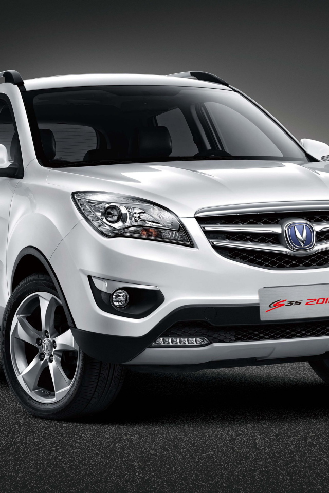 Белый китайский автомобиль Changan CS35