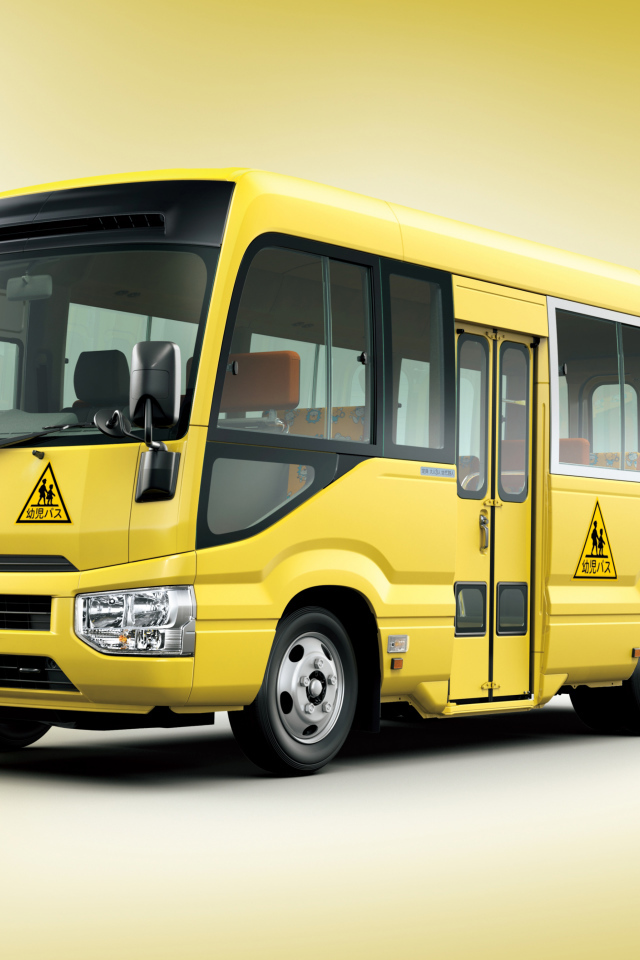 Желтый школьный автобус Toyota Coaster, 2017